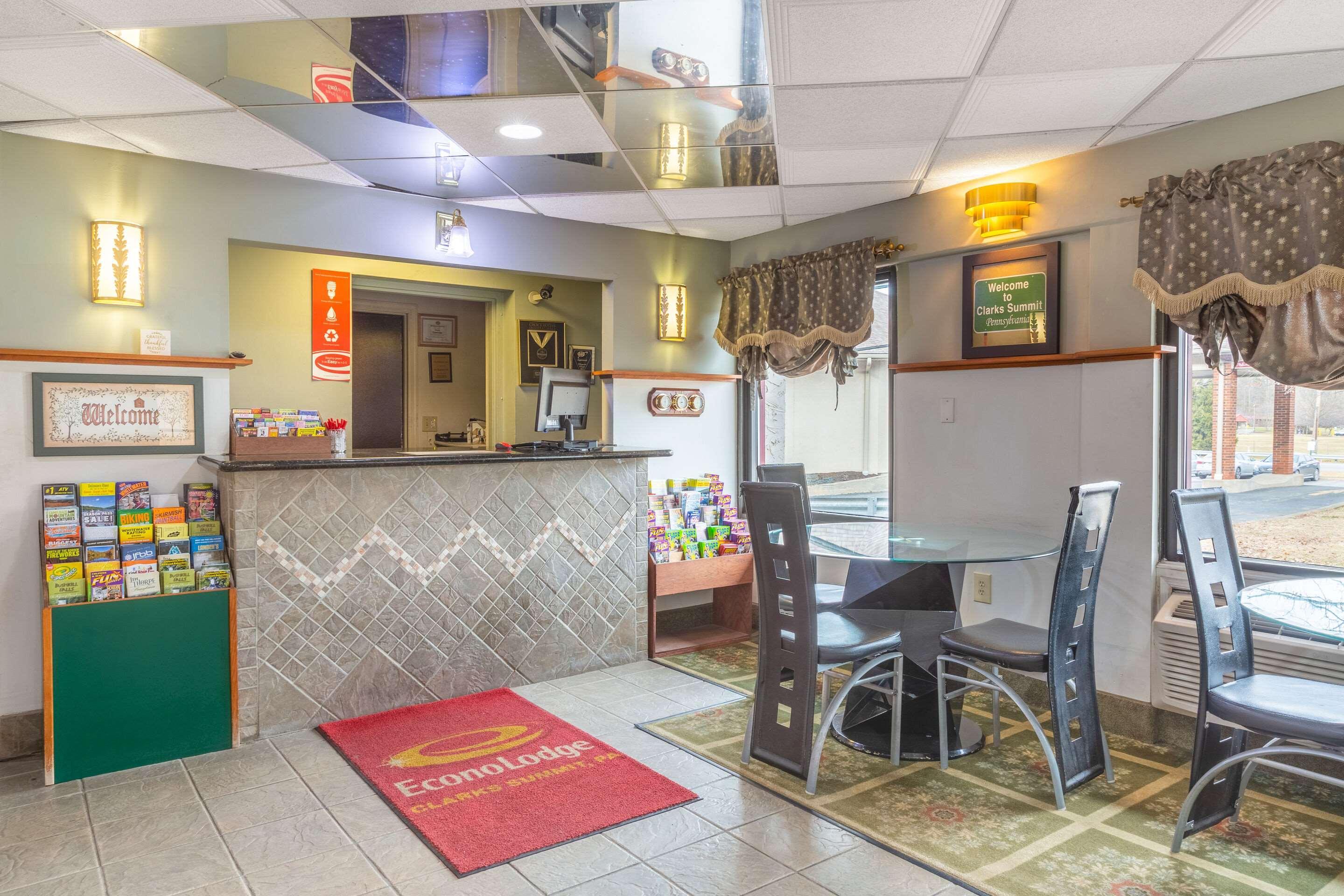 Econo Lodge Clarks Summit Exterior photo